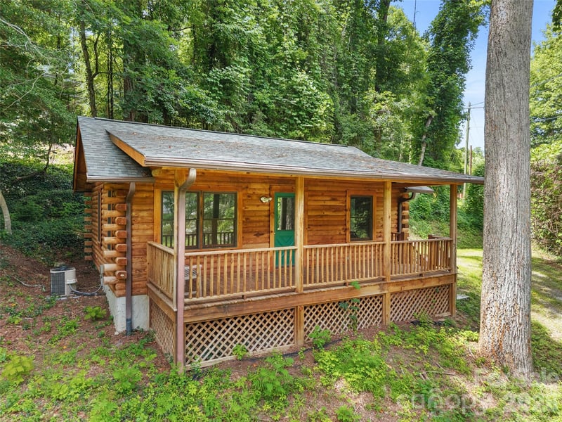 549 Henderson Street, Saluda, NC - 1 bed, 1 bath, 589 sqft - $275,000