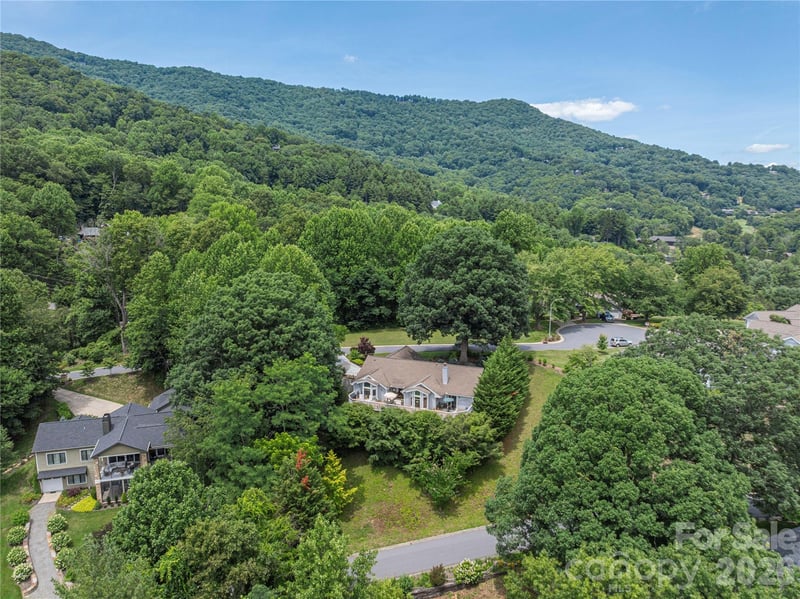 94 Oakcrest Lane, Waynesville, NC - 3 beds, 3 baths, 2,320 sqft - $699,000