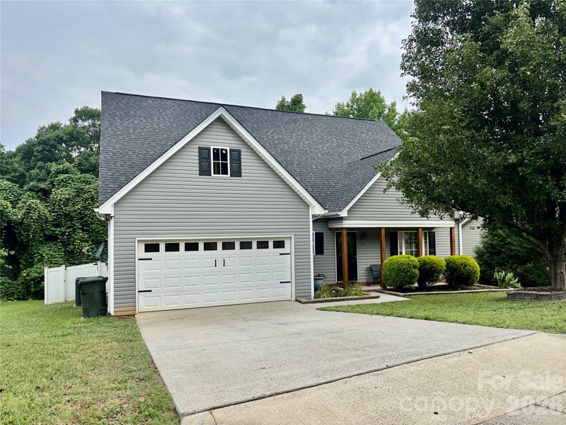 229 17th Avenue SE, Hickory, NC - 4 beds, 2.5 baths, 2,161 sqft - $339,900