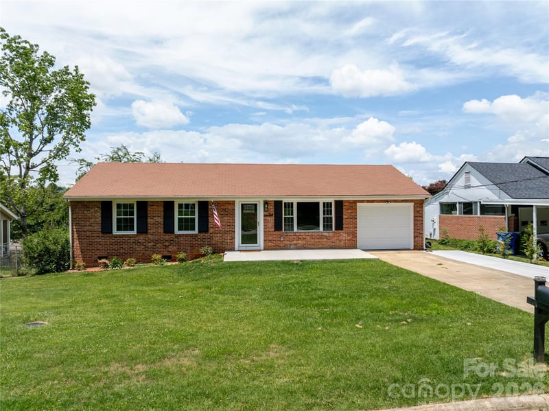 88 Skyview Terrace, Asheville, NC - 3 beds, 2 baths, 1,571 sqft - $429,000