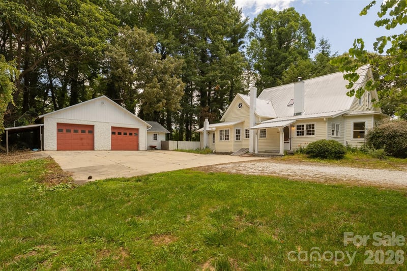 100 Cannon Drive, Hendersonville, NC - 4 beds, 2 baths, 2,350 sqft - $400,000