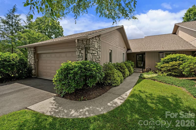 52 Clubside Drive, Asheville, NC - 2 beds, 2.5 baths, 2,195 sqft - $710,000