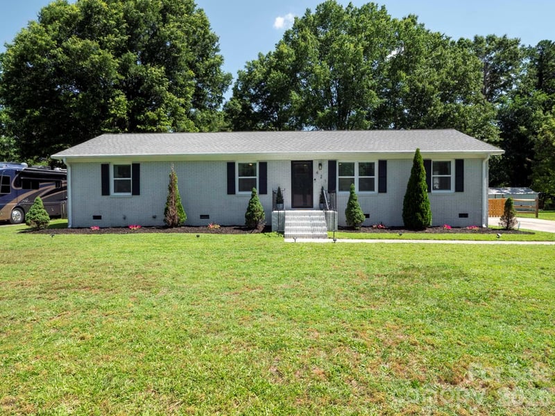 421 Catawba Circle N, Matthews, NC - 3 beds, 2 baths, 1,500 sqft - $415,000