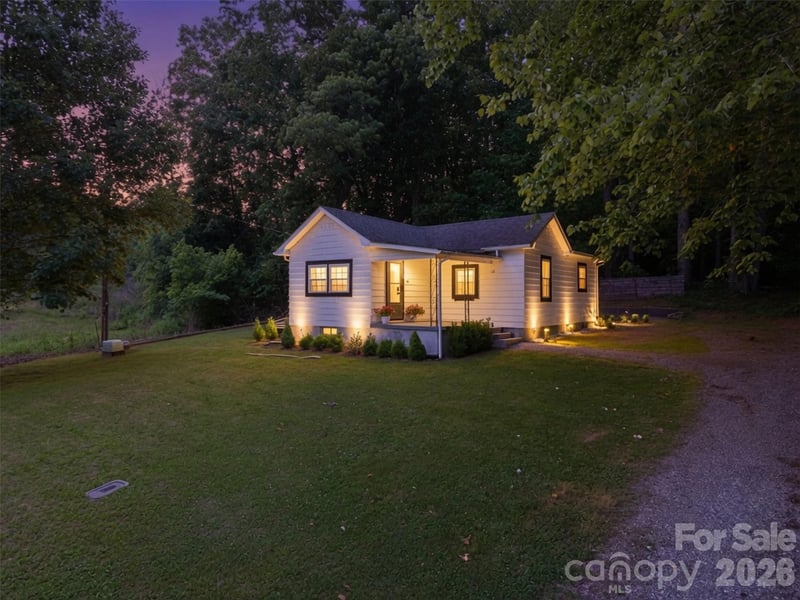 1320 Tom Fox Street, Morganton, NC - 2 beds, 1 bath, 762 sqft - $199,900