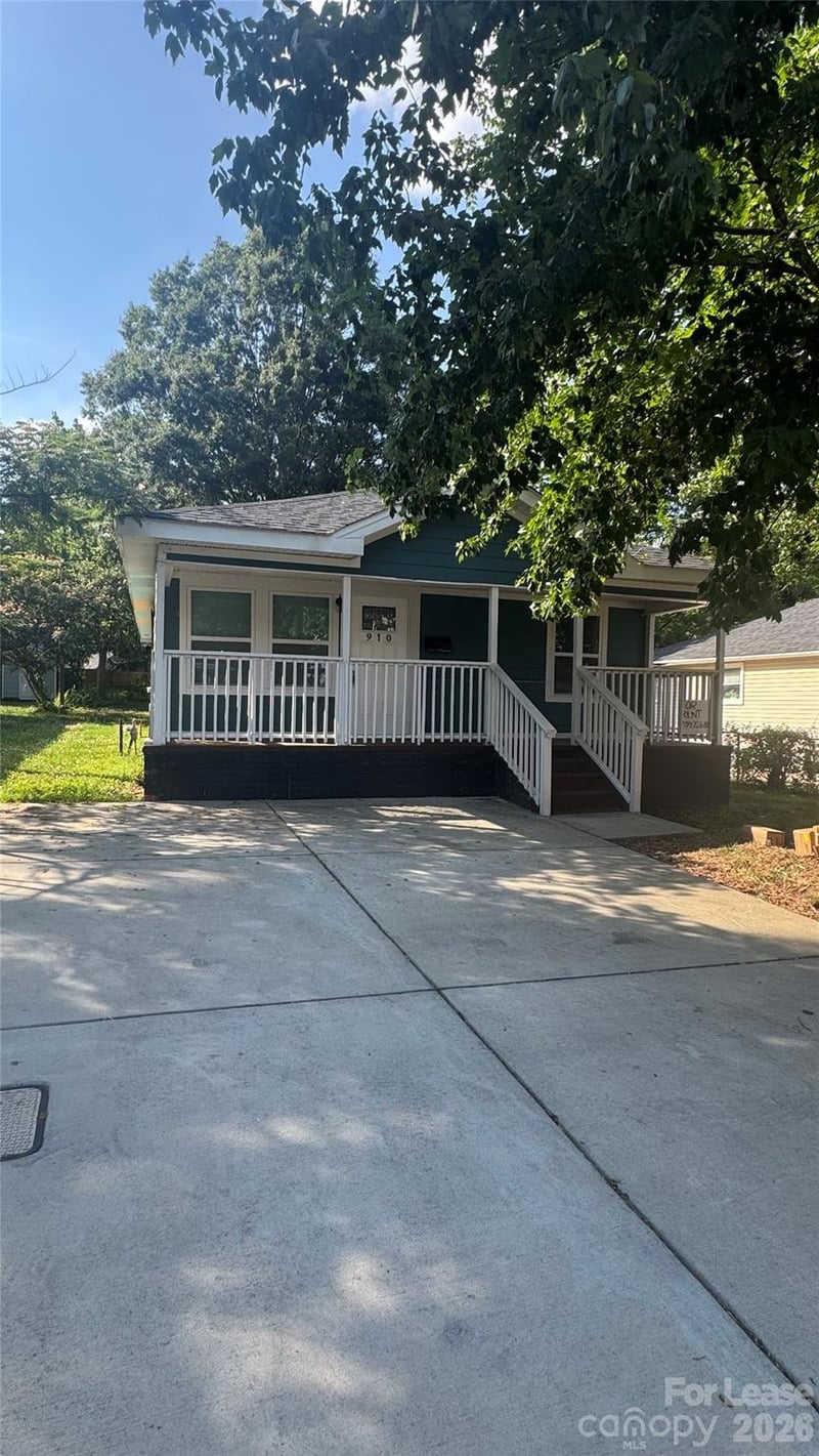 910 Cantwell Street, Charlotte, NC - 3 beds, 2 baths, 925 sqft - $1,900