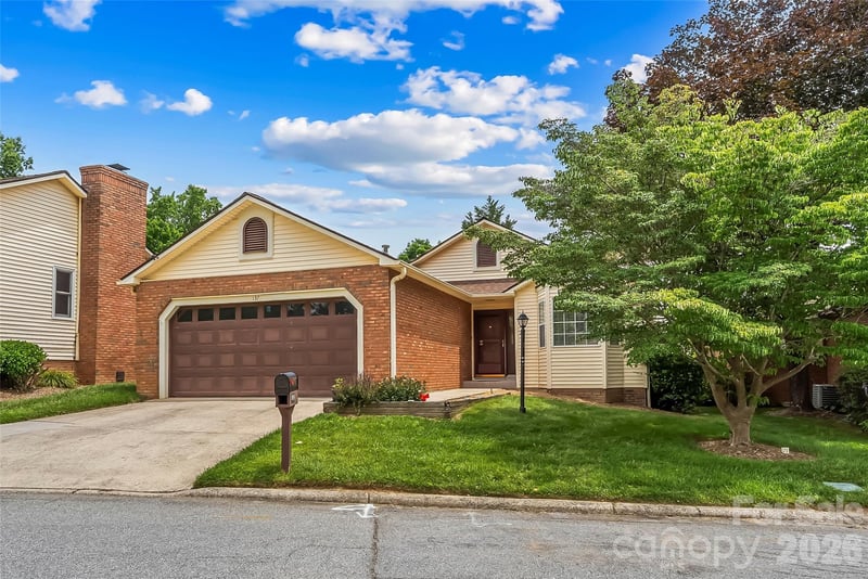 137 Exeter Court, Hendersonville, NC - 2 beds, 2 baths, 1,538 sqft - $309,000