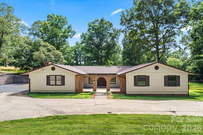 4024 Wandering Lane NE, Hickory, NC - 4 beds, 3 baths, 2,444 sqft - $515,000