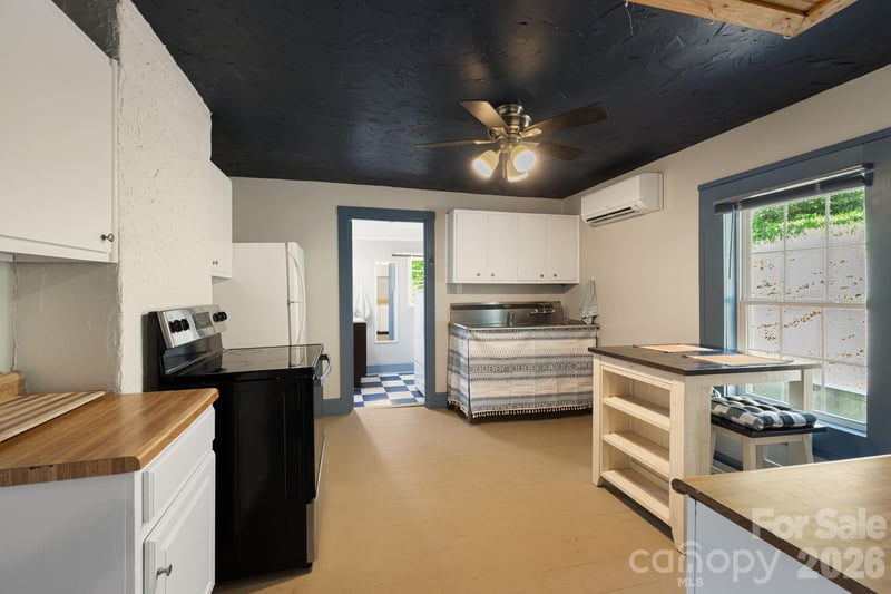 1055 Riverside Drive, Asheville, NC - 2 beds, 1 bath, 745 sqft - $250,000
