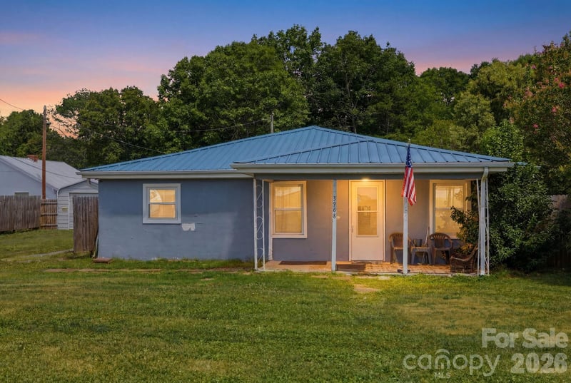 3948 Main Avenue Drive NW, Hickory, NC - 2 beds, 1 bath, 1,144 sqft - $165,000