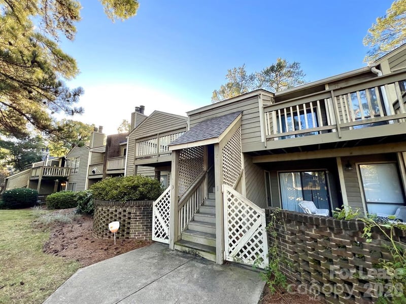 1600 Sharon Road W Apt 4, Charlotte, NC - 2 beds, 2 baths, 956 sqft - $1,525