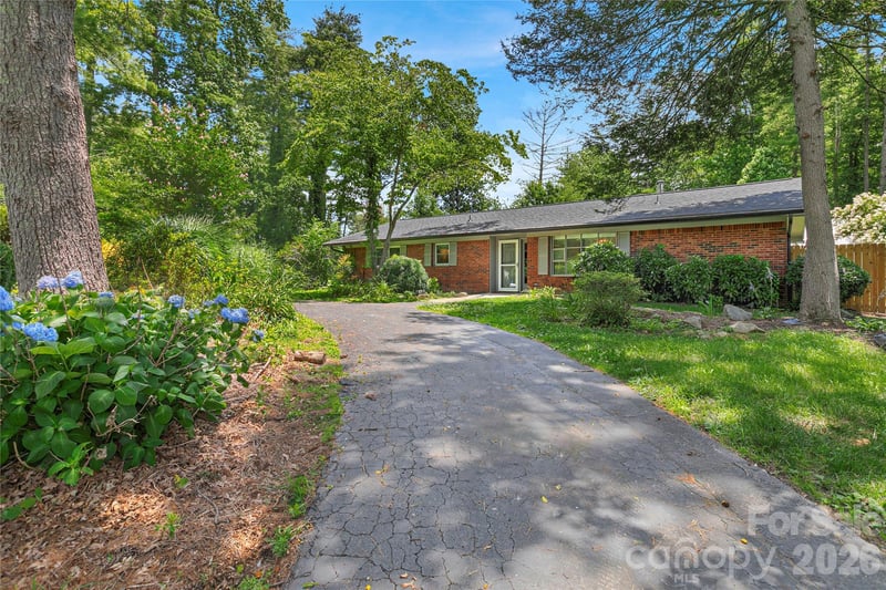 138 Surry Lane, Hendersonville, NC - 3 beds, 3 baths, 2,700 sqft - $725,000