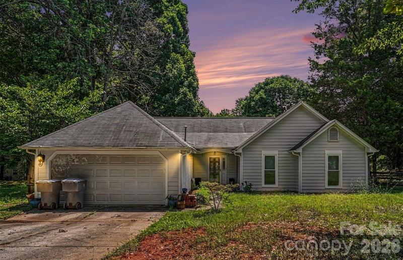 8410 Gidleigh Court, Charlotte, NC - 3 beds, 2 baths, 1,542 sqft - $300,000