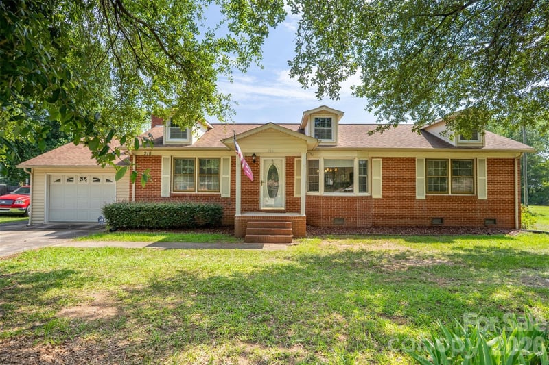 218 S Plantation Road, Lancaster, SC - 3 beds, 2.5 baths, 1,985 sqft - $255,000