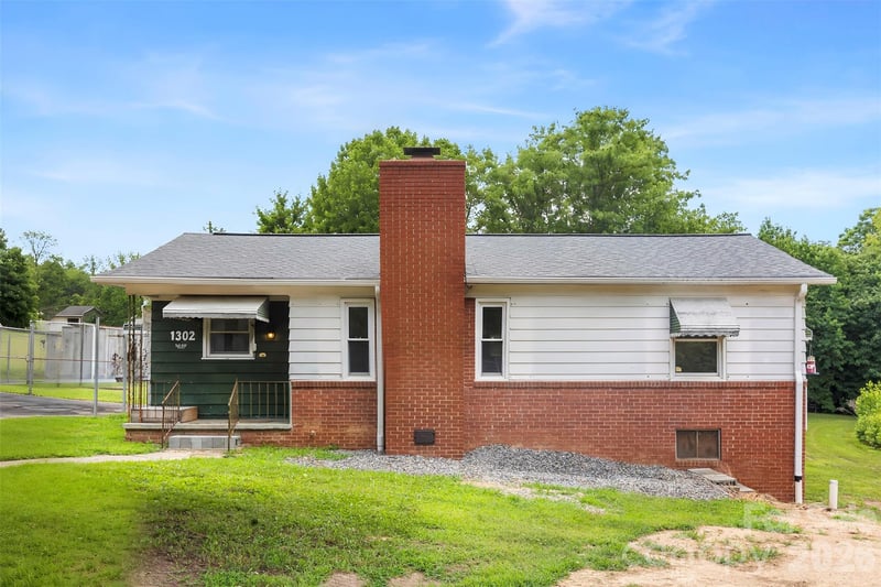 1302 W Gold Street Extension, Kings Mountain, NC - 2 beds, 1.5 baths, 1,051 sqft - $189,900