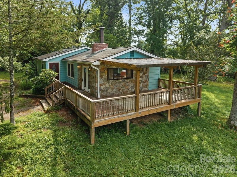 1705 Willow Road, Hendersonville, NC - 2 beds, 1.5 baths, 1,232 sqft - $335,000