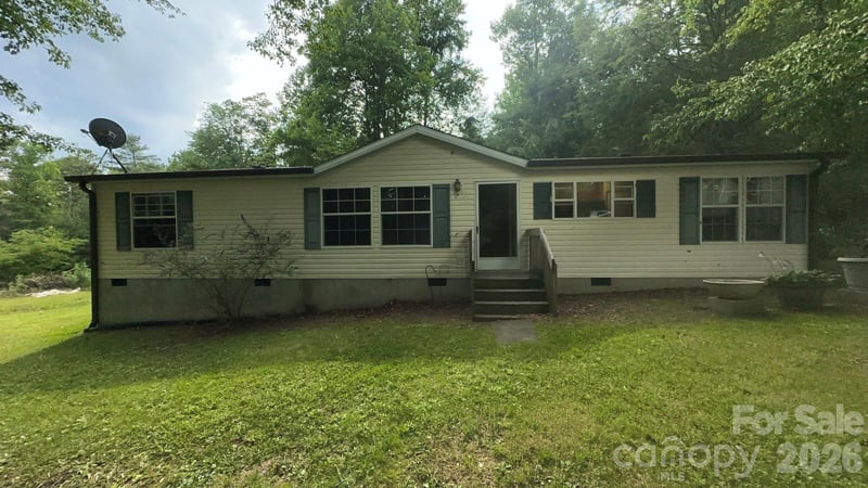 294 E Lester Lane, Hendersonville, NC - 3 beds, 2 baths, 1,404 sqft - $217,000