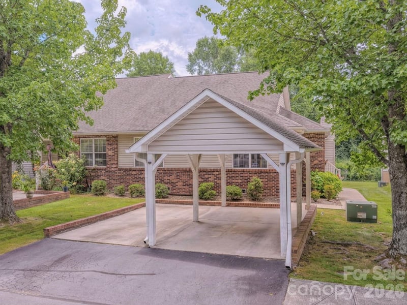 39 N Creekside Court, Hendersonville, NC - 3 beds, 2 baths, 1,436 sqft - $375,000