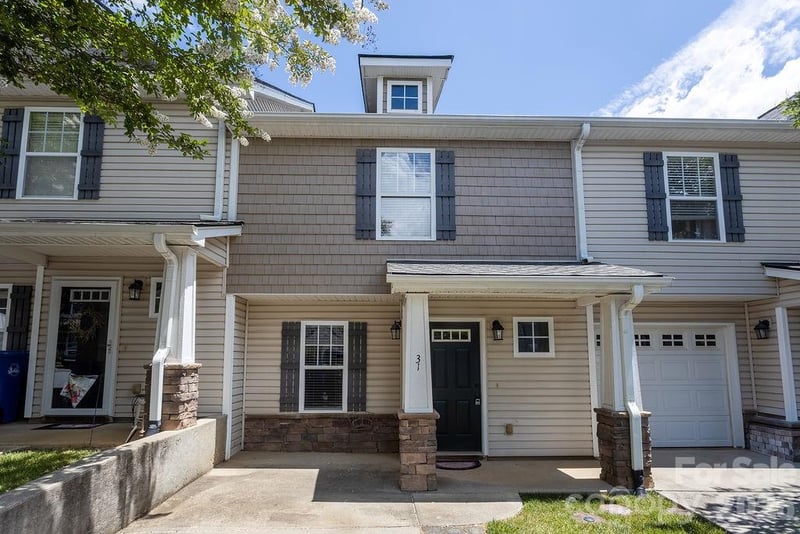 31 Amersham Lane, Fletcher, NC - 2 beds, 2.5 baths, 1,107 sqft - $250,000