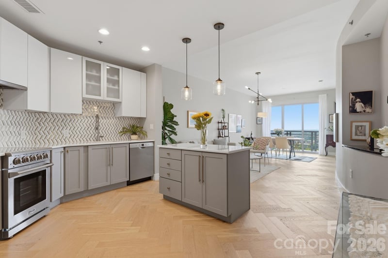 333 W Trade Street Apt 1306, Charlotte, NC - 2 beds, 1 bath, 1,015 sqft - $580,000
