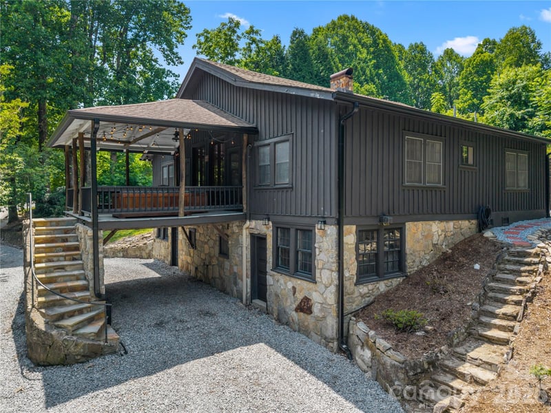 150 Indian Cave Park Road, Hendersonville, NC - 4 beds, 4.5 baths, 1,760 sqft - $550,000