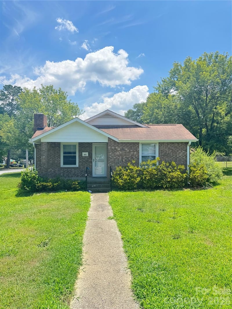 601 W Main Street, Dallas, NC - 2 beds, 1 bath, 841 sqft - $204,900