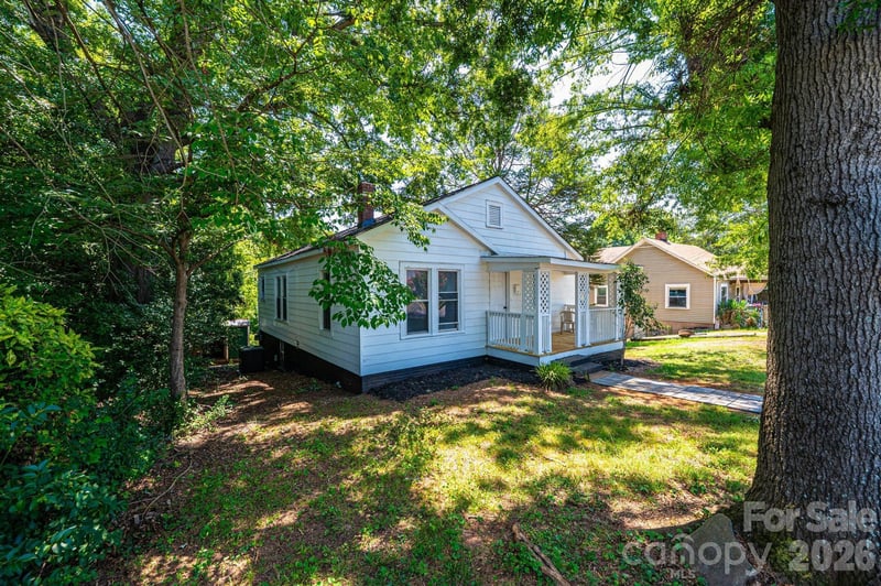 423 N Davis Avenue, Newton, NC - 2 beds, 1 bath, 971 sqft - $194,900