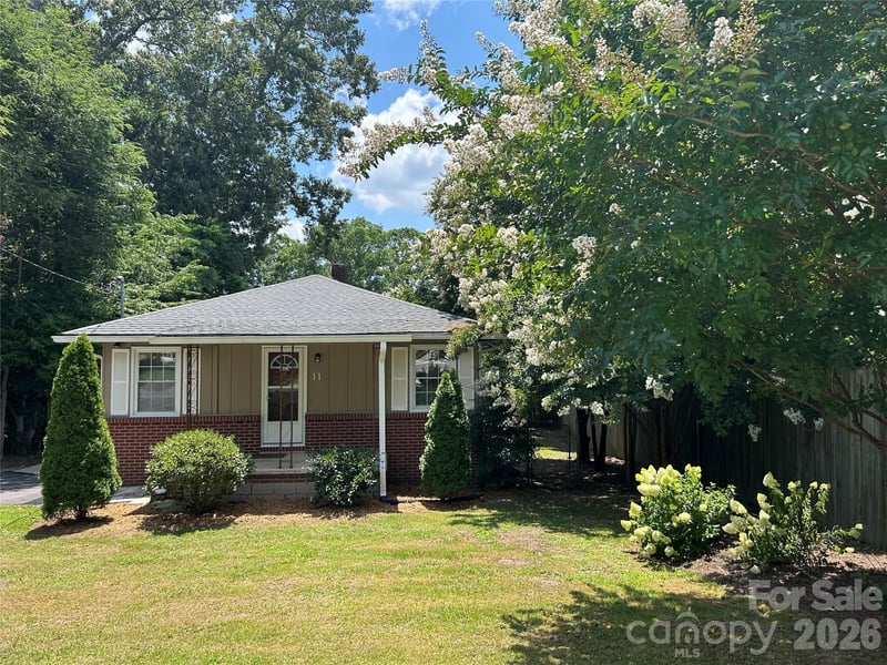 11 Mountain Road, Hendersonville, NC - 3 beds, 1 bath, 1,040 sqft - $299,900