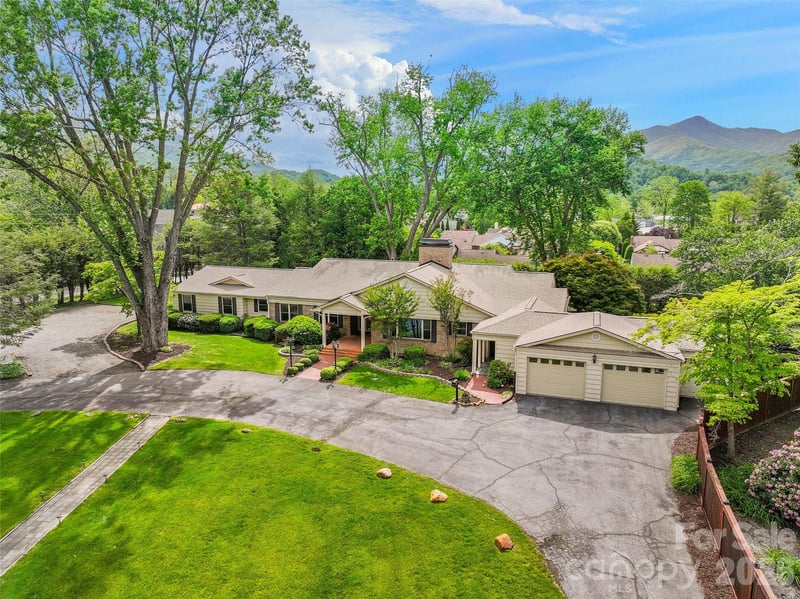 142 Country Club Drive, Waynesville, NC - 6 beds, 6.5 baths, 5,597 sqft - $1,395,000