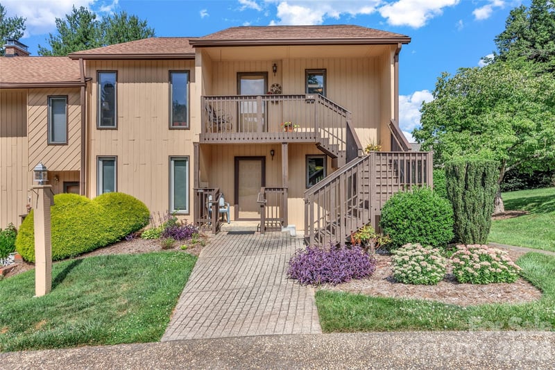 117 Pebble Creek Drive, Asheville, NC - 2 beds, 2 baths, 1,219 sqft - $280,000