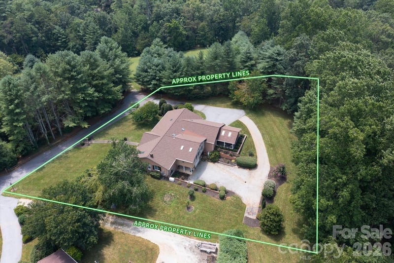 12 Highlander Lane, Hendersonville, NC - 3 beds, 3 baths, 4,771 sqft - $699,900