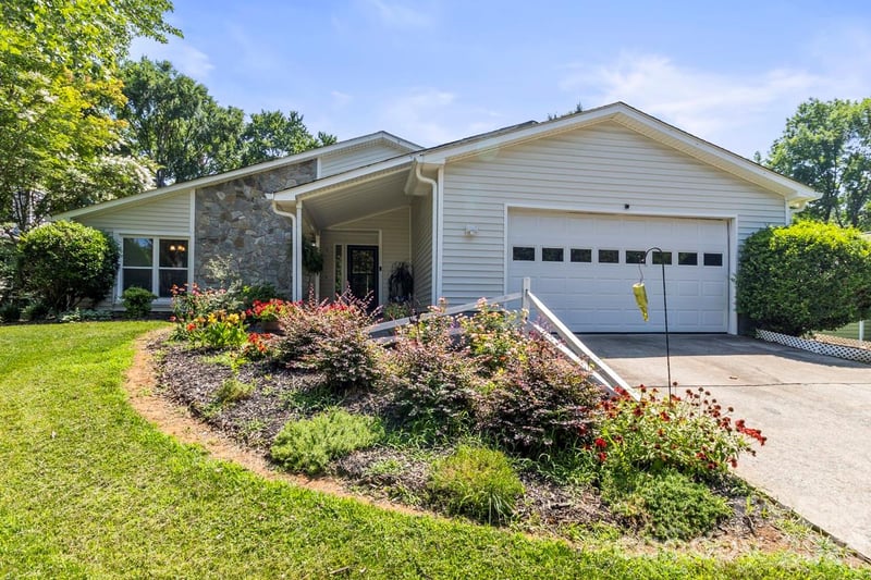 6325 Ellesmere Court, Charlotte, NC - 3 beds, 2 baths, 1,840 sqft - $399,000