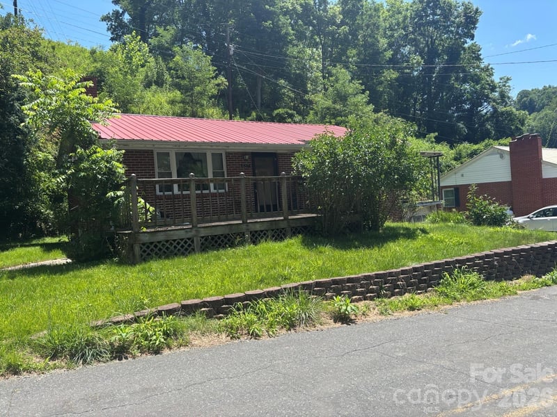 637 Toe Cane Road, Bakersville, NC - 2 beds, 1 bath, 936 sqft - $225,000