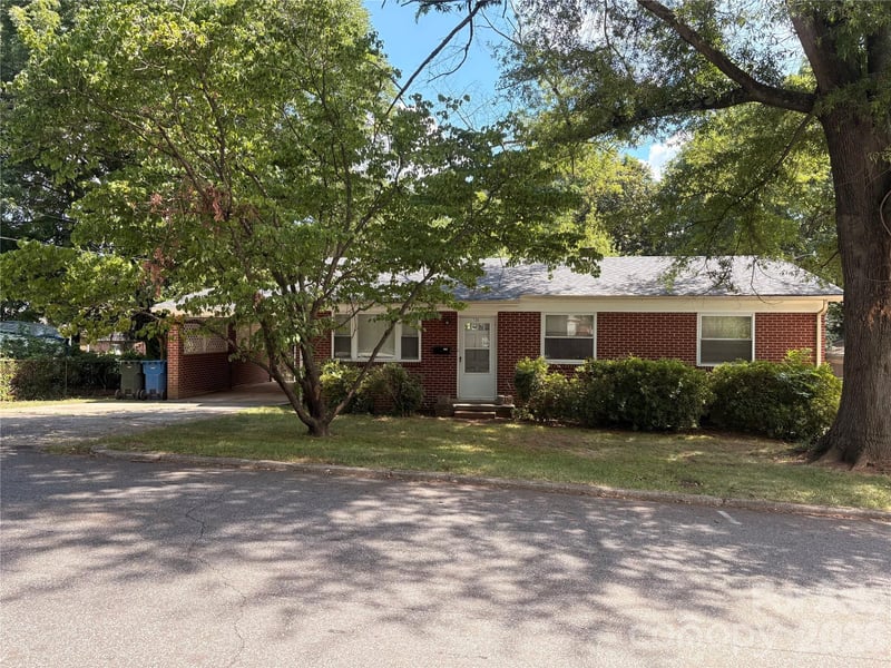 725 5th Avenue SW, Hickory, NC - 2 beds, 1 bath, 1,075 sqft - $194,000