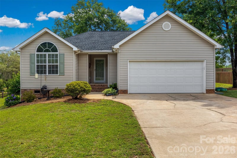 808 Chipmeadow Lane, York, SC - 3 beds, 2 baths, 1,434 sqft - $325,000