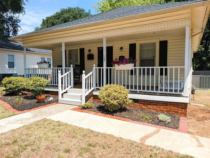 507 E 10th Street, Kannapolis, NC - 2 beds, 1 bath, 979 sqft - $228,500