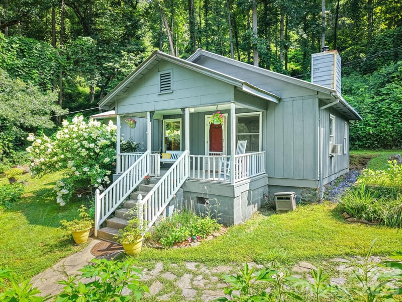 6115 Skyland Drive, Sylva, NC - 2 beds, 1 bath, 815 sqft - $215,000