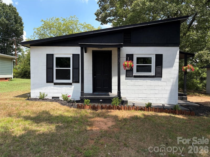 1107 S Meeting Street, Statesville, NC - 2 beds, 1 bath, 844 sqft - $157,900