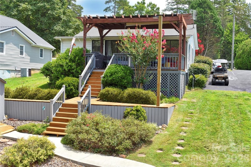 260 Pirates Cove, Badin Lake, NC - 2 beds, 1.5 baths, 1,050 sqft - $479,000