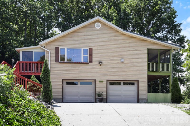 81 Chestnut Lane, Hendersonville, NC - 2 beds, 2.5 baths, 1,515 sqft - $475,000