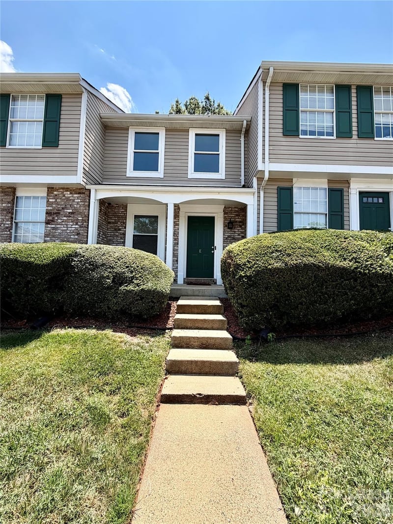 9604 Vinca Circle E, Charlotte, NC - 3 beds, 2 baths, 876 sqft - $1,700