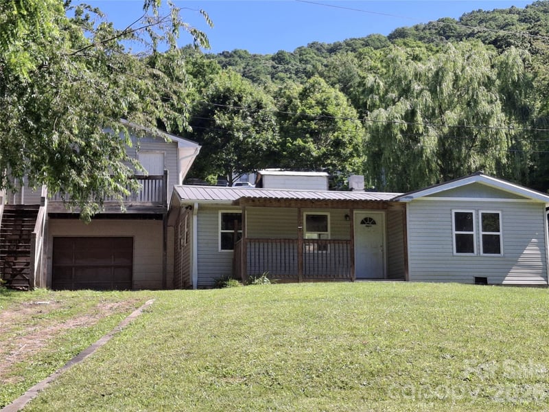2795 Old Henson Cove Road, Canton, NC - 3 beds, 2 baths, 1,408 sqft - $220,000