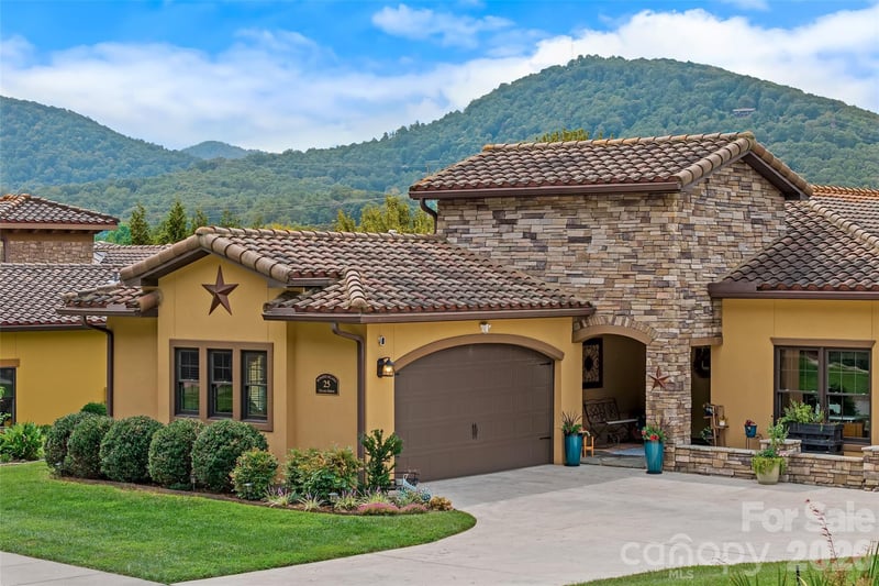 25 Ocaso Drive, Asheville, NC - 3 beds, 2 baths, 1,949 sqft - $614,000