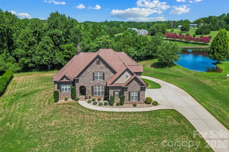 5895 Bakers Point, Hickory, NC - 4 beds, 3.5 baths, 3,065 sqft - $989,000