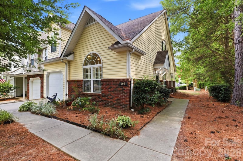 109 Prescott Street, Matthews, NC - 2 beds, 2.5 baths, 1,654 sqft - $330,000
