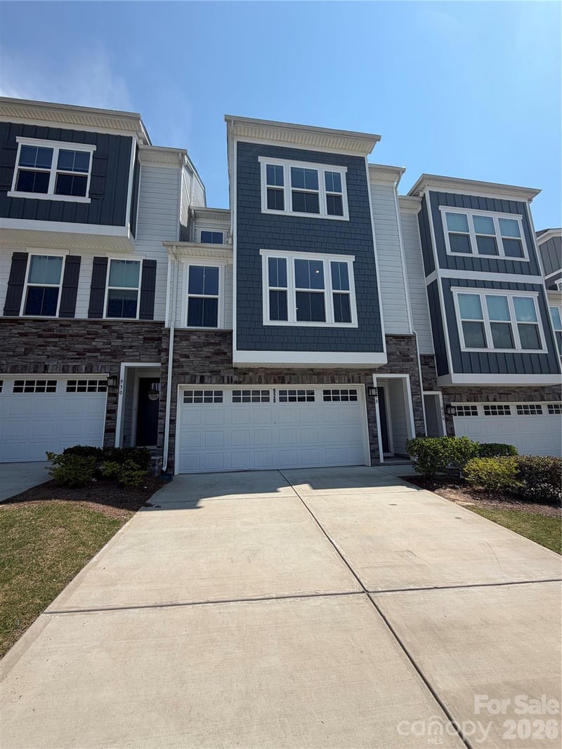 928 Portrush Lane, Tega Cay, SC - 4 beds, 3.5 baths, 2,137 sqft - $430,000