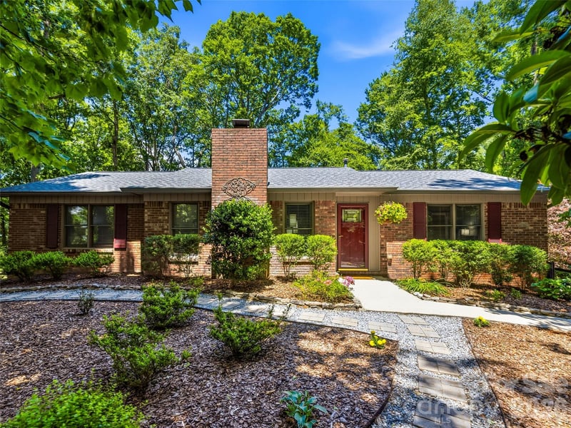 518 Starmount Lane, Hendersonville, NC - 2 beds, 2 baths, 1,718 sqft - $600,000