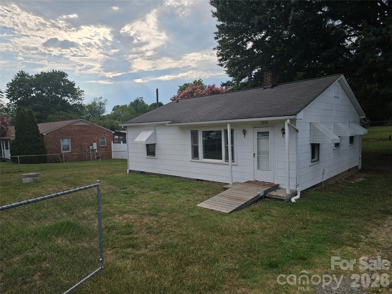 1515 16th Avenue NE, Hickory, NC - 3 beds, 1 bath, 952 sqft - $175,000