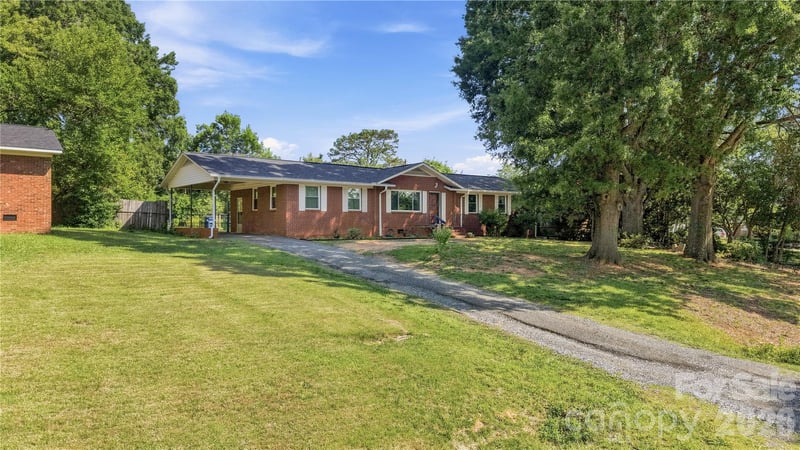 323 Meadowbrook Drive, Matthews, NC - 3 beds, 2 baths, 1,732 sqft - $345,000