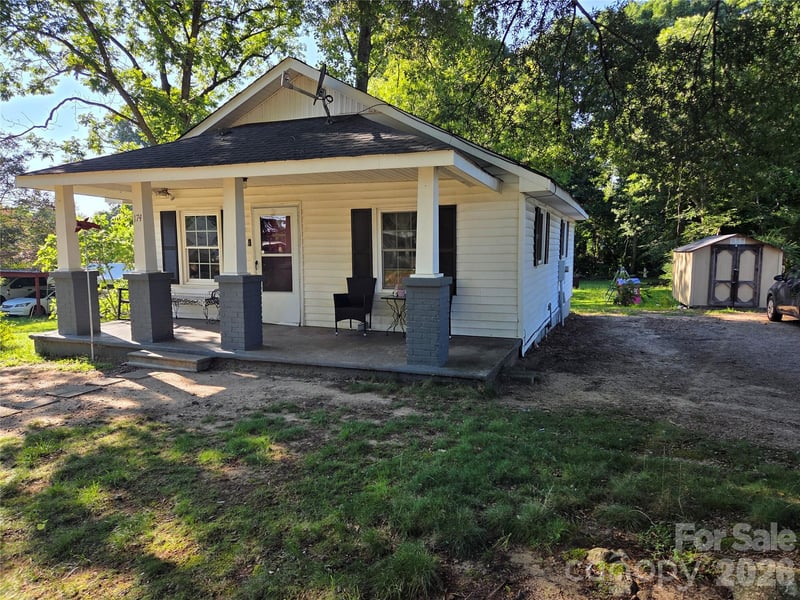 174 Cannon Avenue NW, Concord, NC - 2 beds, 1 bath, 808 sqft - $175,000