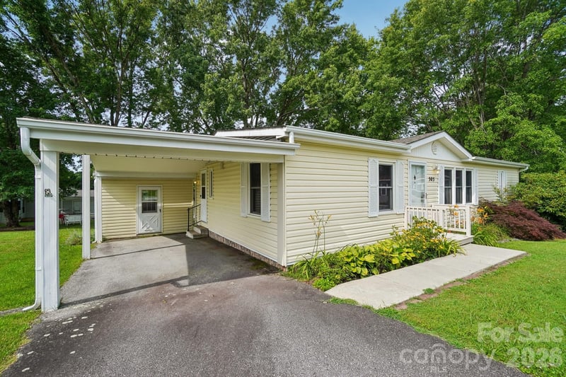 303 Meadowbrook Court, Hendersonville, NC - 2 beds, 2 baths, 1,152 sqft - $205,000